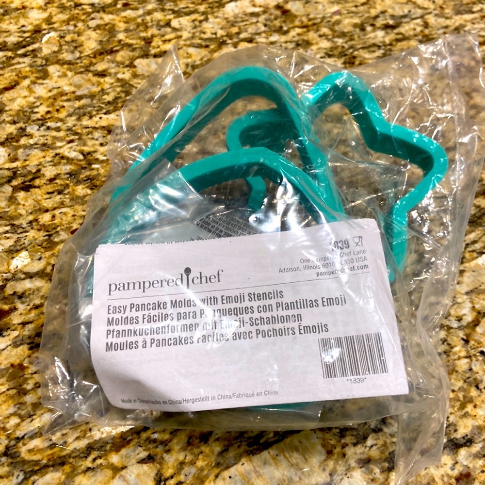 Brand New Pampered Chef Easy Pancake Molds and Emoji Stencils